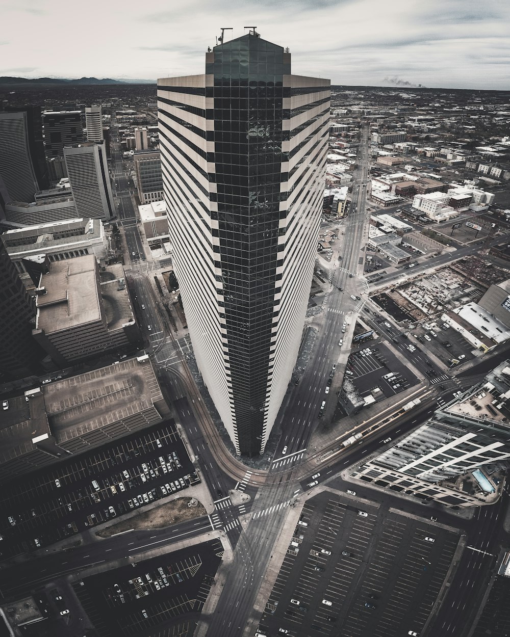Fotografia a volo d'uccello di un grattacielo in calcestruzzo