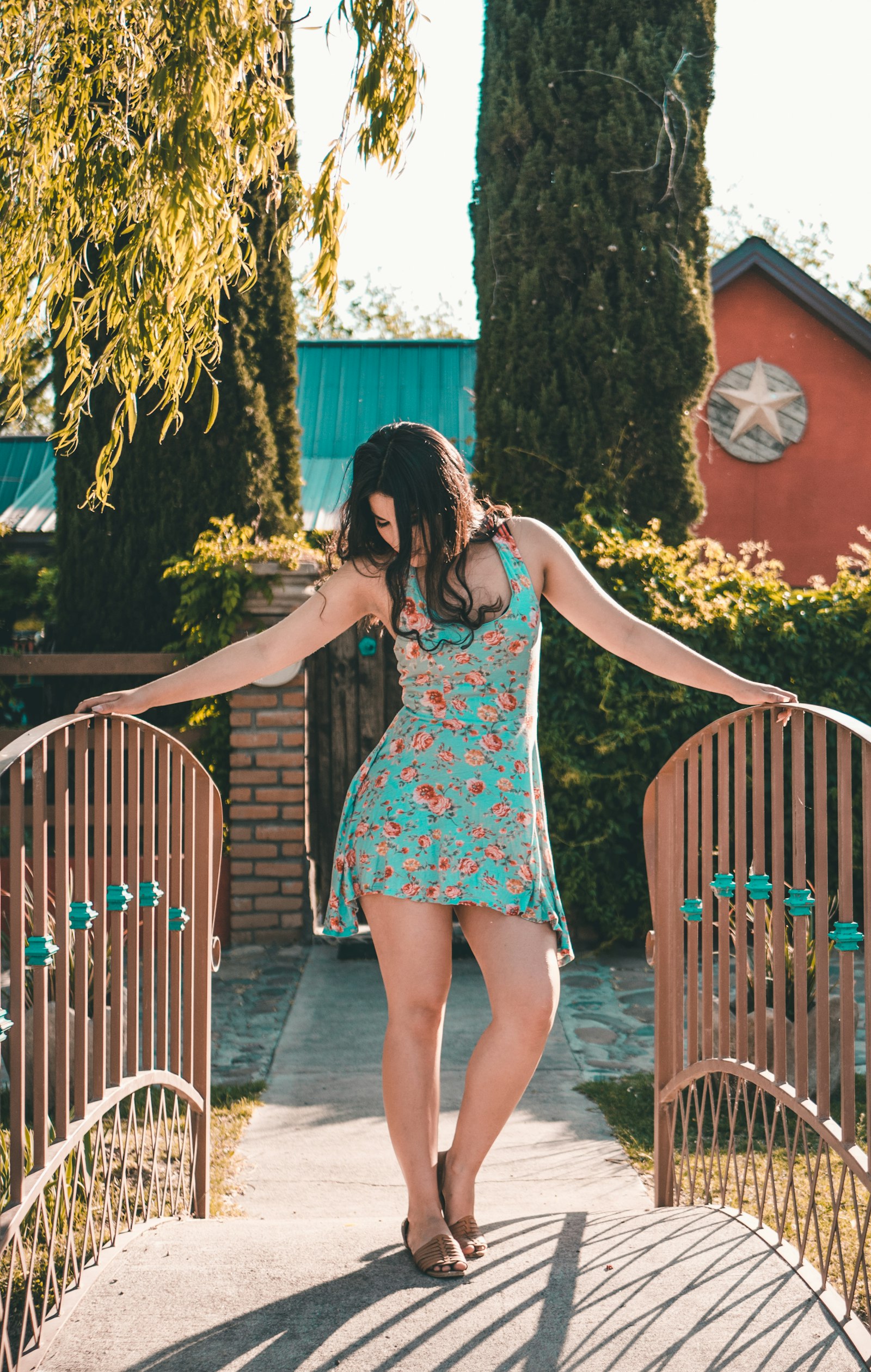 Panasonic Lumix DMC-G7 + LUMIX G 25/F1.7 sample photo. Woman standing on bridge photography