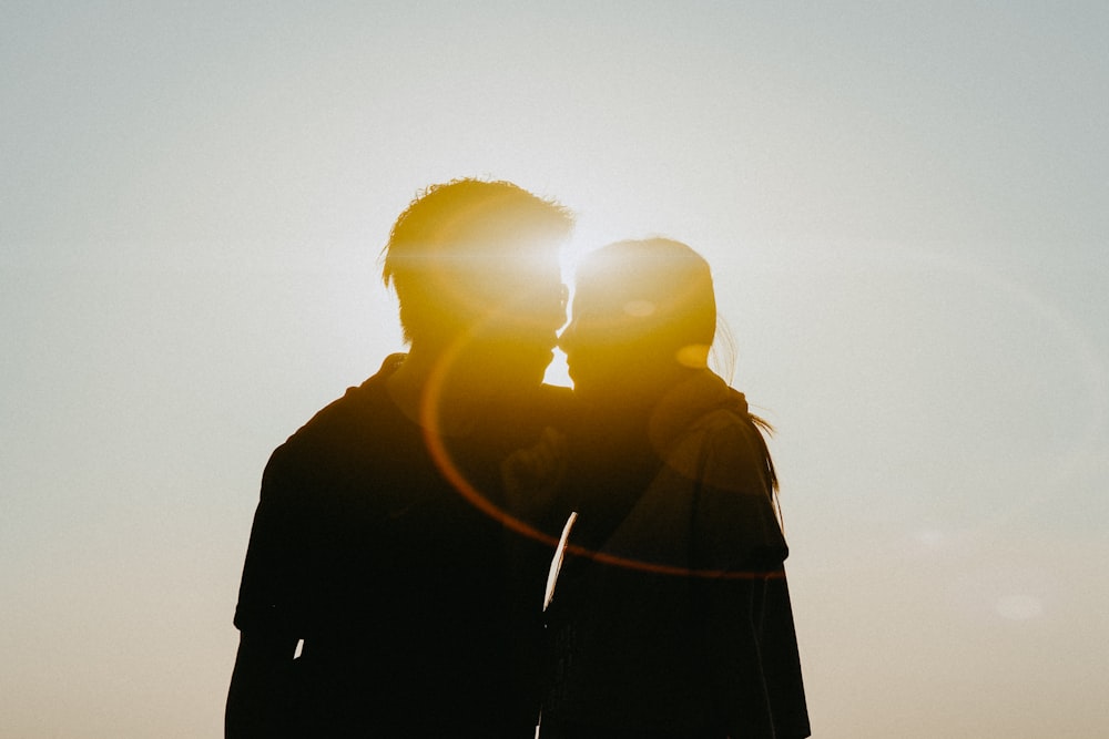 Silhouette eines Mannes und einer Frau, die sich küssen wollen