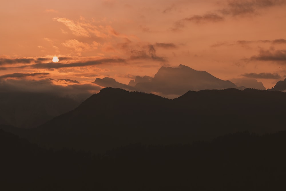 montaña durante la puesta de sol