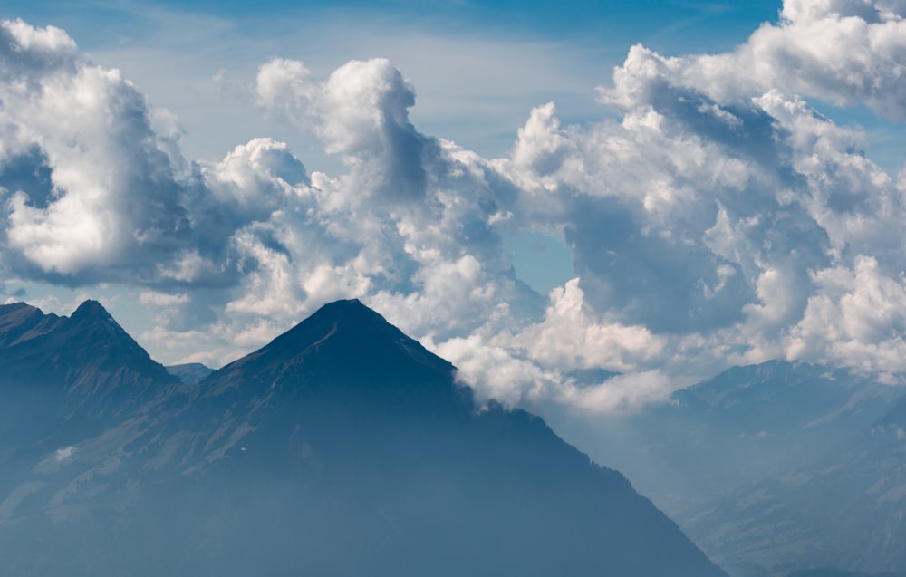 paesaggio montano con nuvole durante il giorno