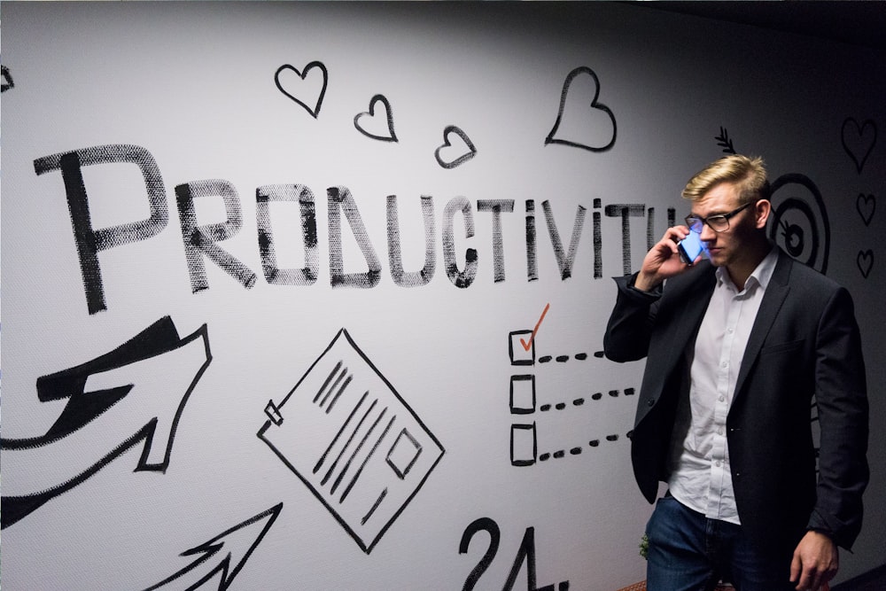 Mann mit Smartphone schaut auf Produktivität Wanddekoration