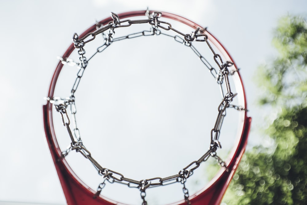 aro de basquete de metal cinza e vermelho