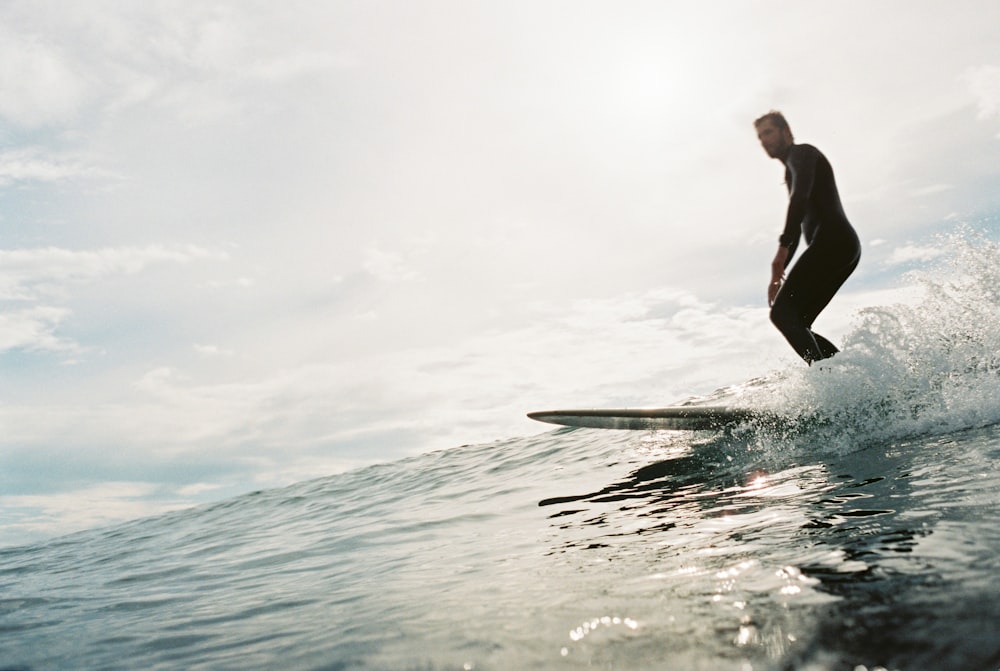 homem surfando durante o dia