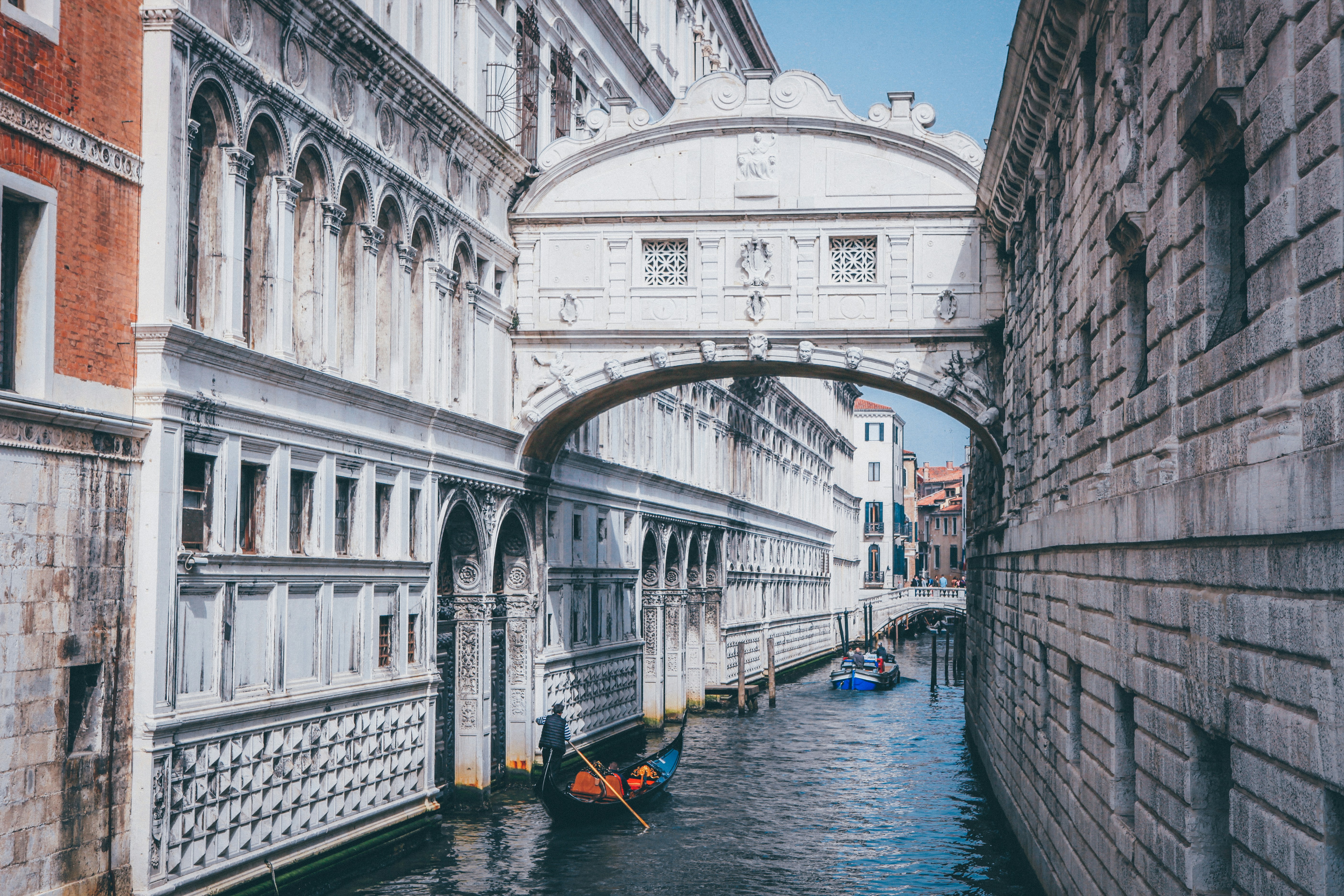 Le pont des soupirs à Venise, vu du canal.