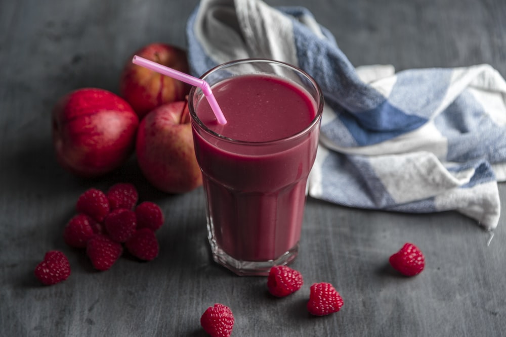 jus de fraise à côté des fruits de fraise