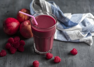 strawberry juice beside strawberry fruits