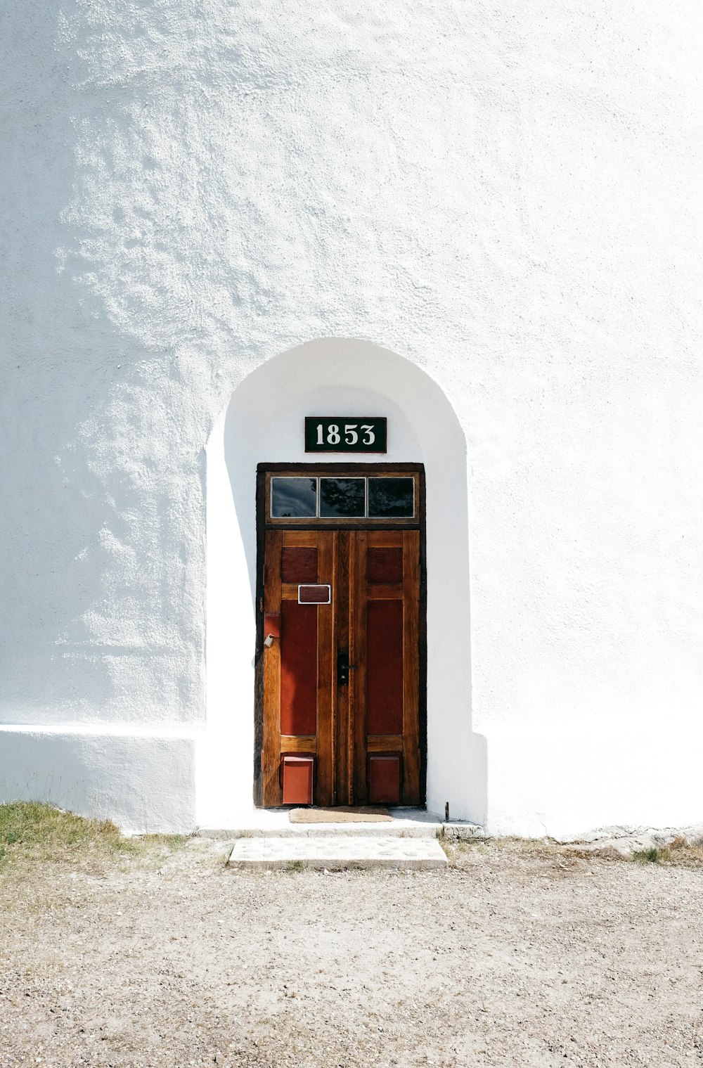 昼間は1852年の木製ドアを閉めました