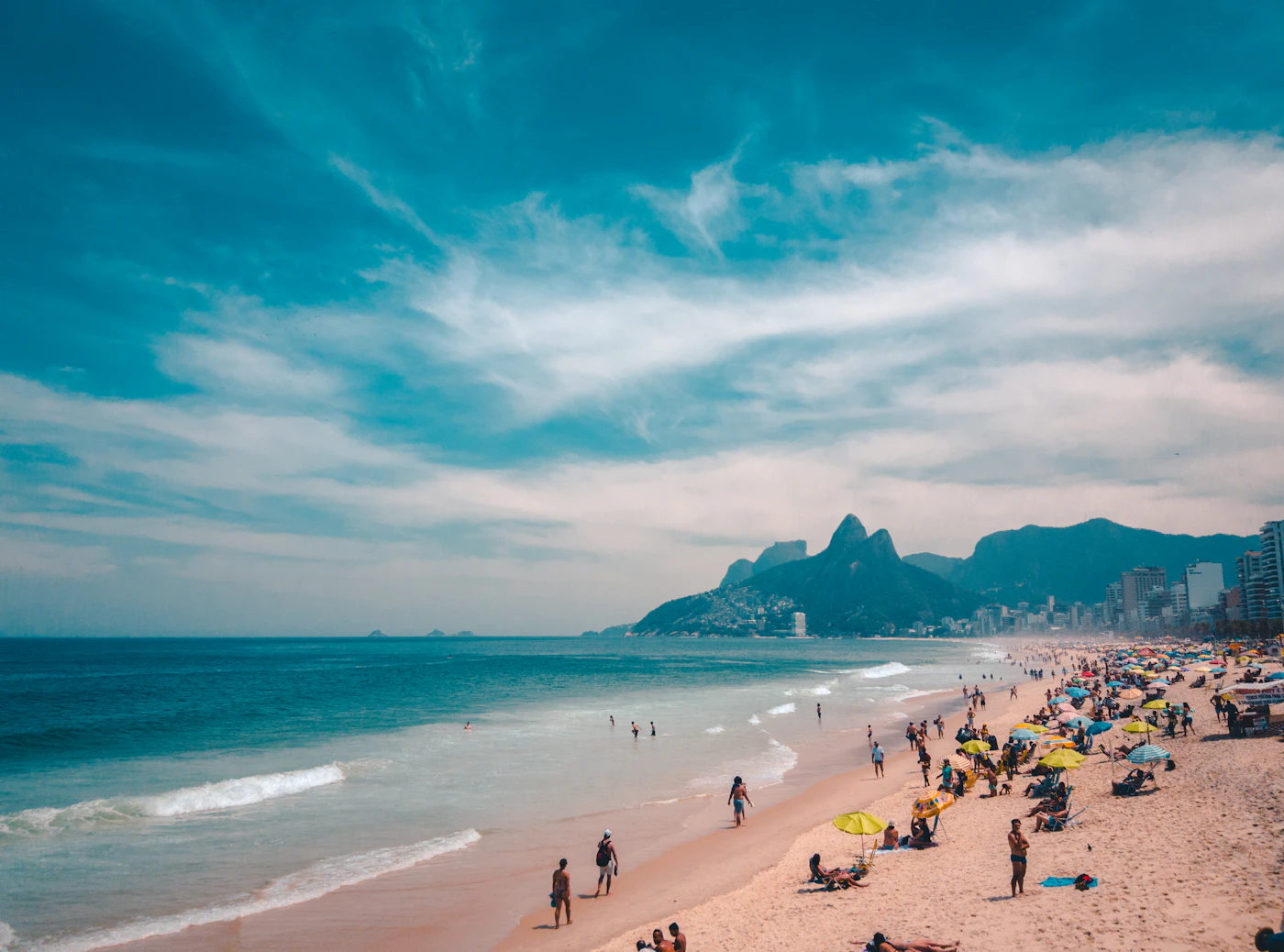Playa de Río de Janeiro con sombrillas y bañistas en un día soleado, Brasil