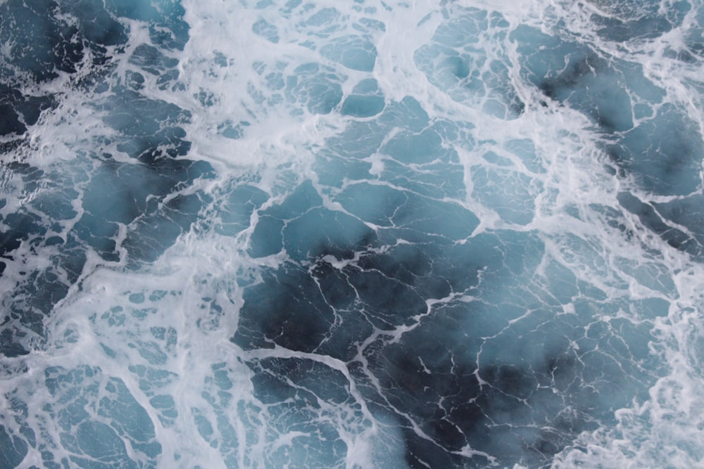 Fotografía aérea del mar azul y blanco