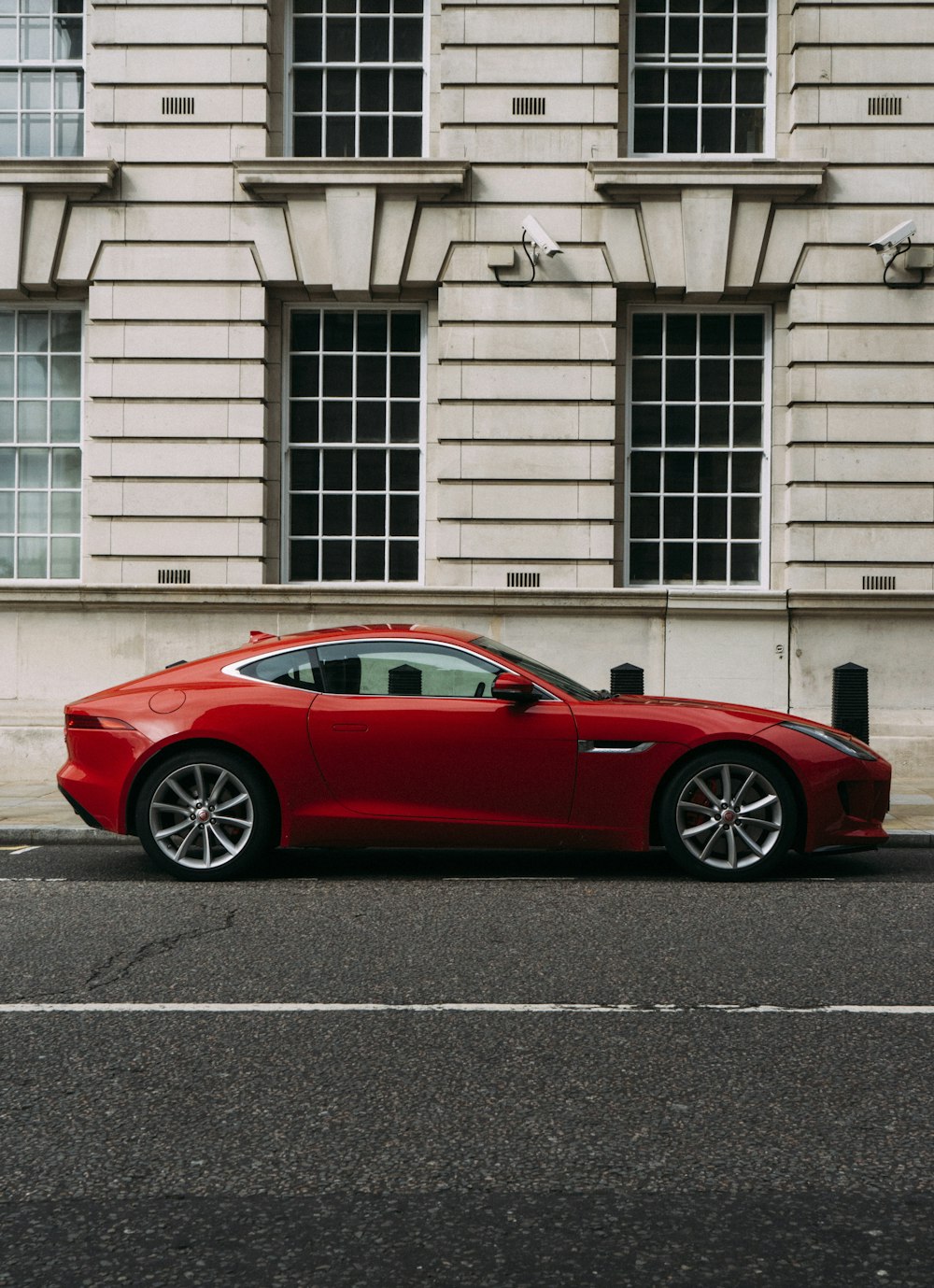 Coupé rouge pendant la journée