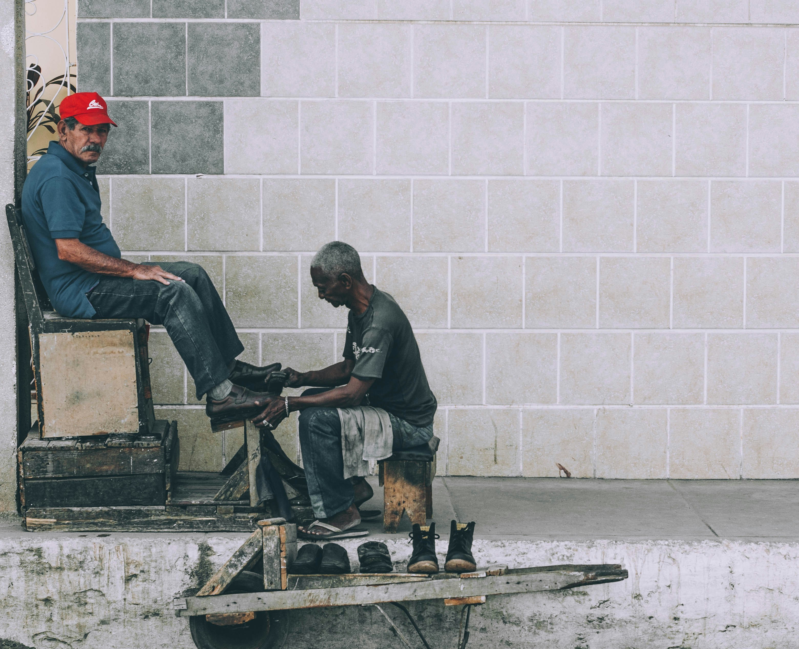 Cara Menyemir Sepatu Kantor Supaya Tetap Hitam dan Mengkilat