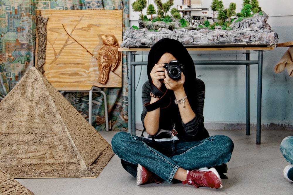 Frau, die ein Foto im Zimmer macht