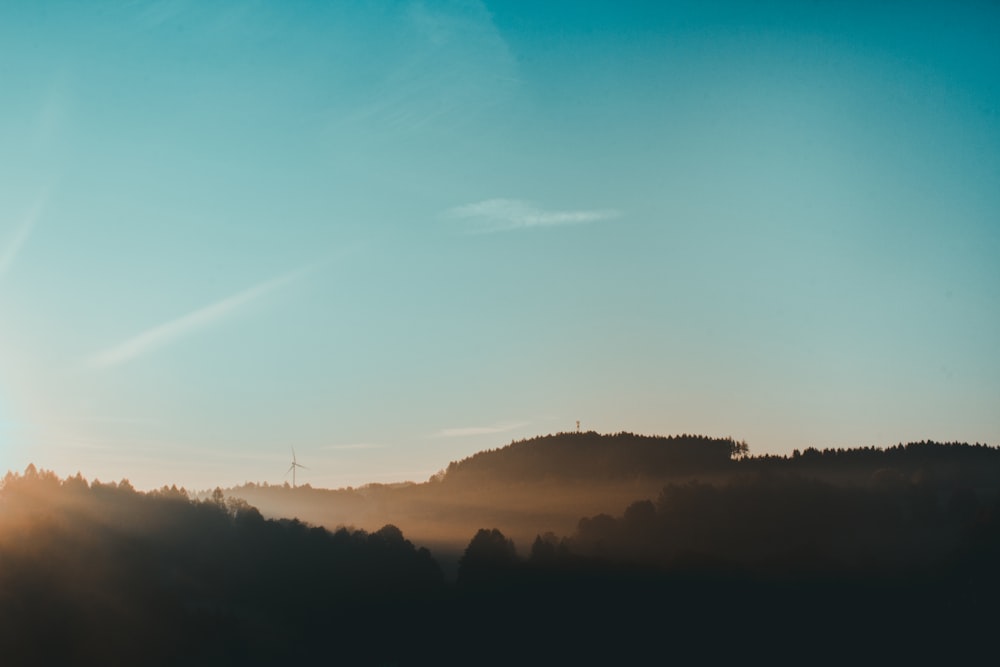 mulino a vento in cima alla montagna durante l'alba