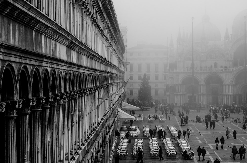 foto in scala di grigi dell'edificio