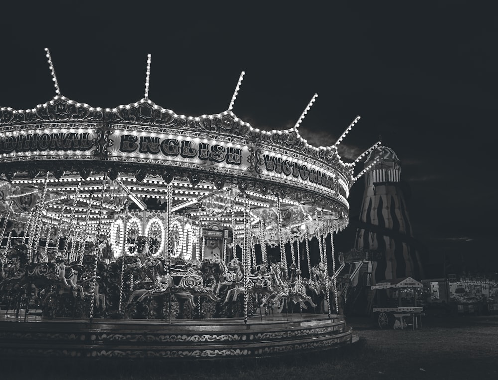 Photo en niveaux de gris du carrousel