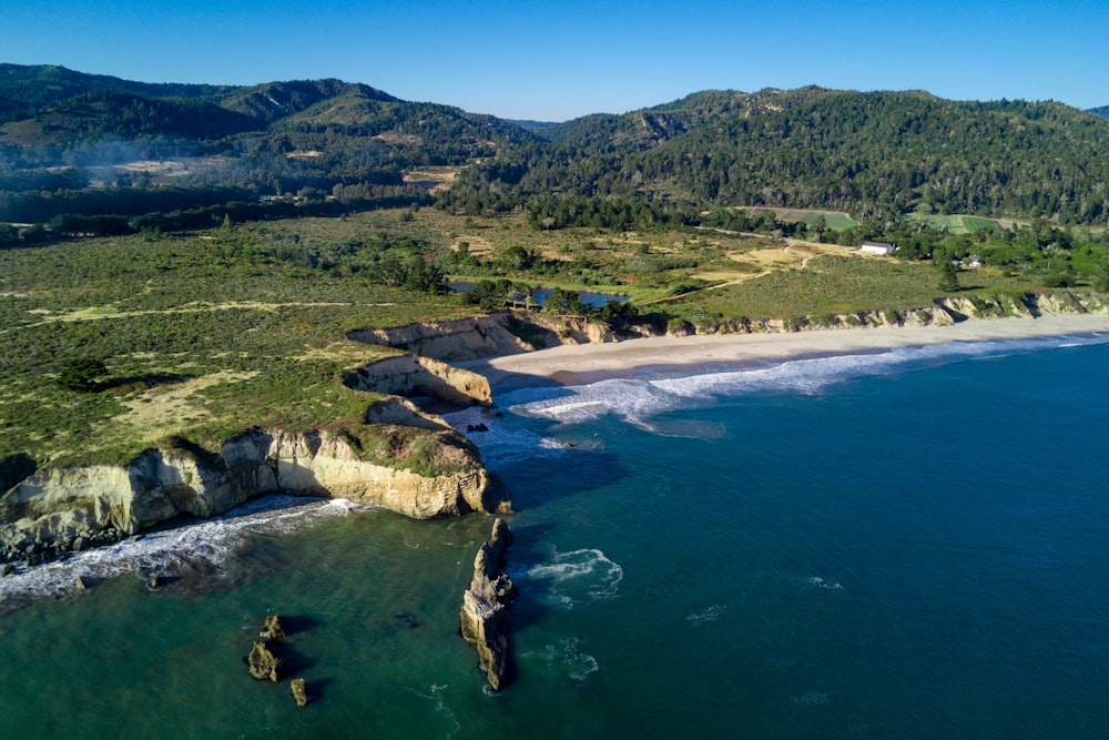 Foto a vista de pájaro de un acantilado cerca de la playa