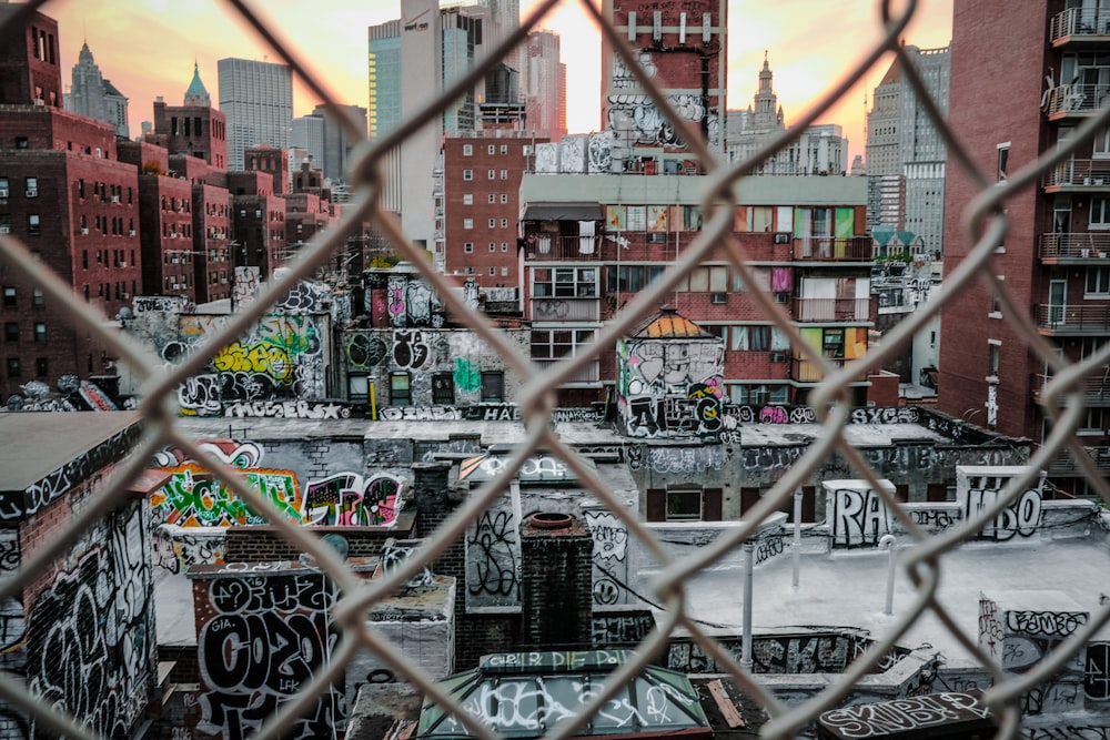 Foto de edificios urbanos de hormigón marrón durante el día