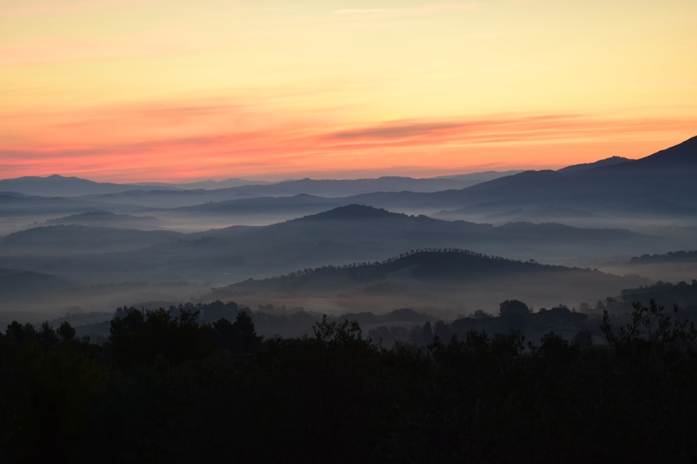 Fotografia de montanha durante a hora dourada