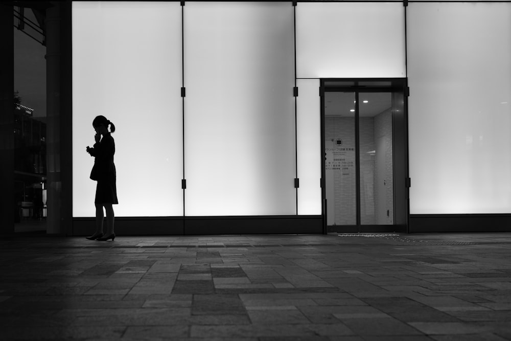 silhouette de femme près d’un mur de verre