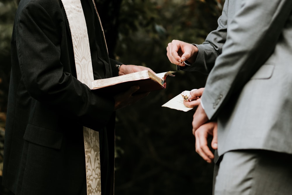 Sacerdote sosteniendo la Biblia