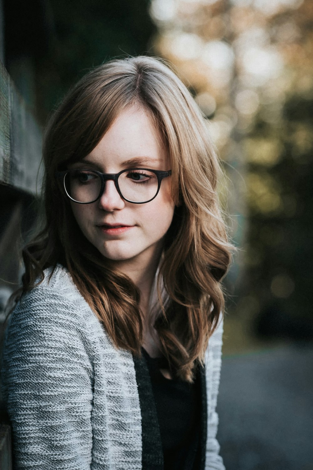 Fotografia de foco seletivo da mulher vestindo cardigan cinza