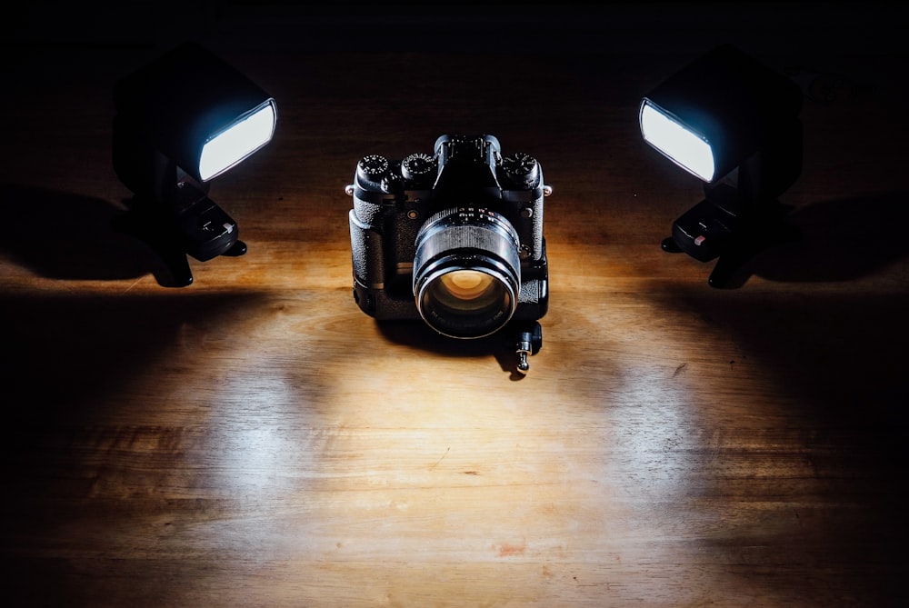 appareil photo reflex numérique noir dans une chambre noire