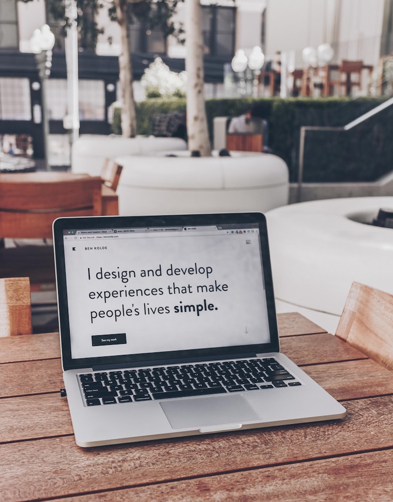 Diseño web profesional en workstation con mockups de sitios