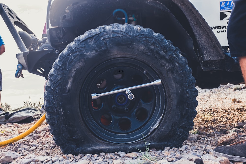 Fotografia de close-up de pneu furado