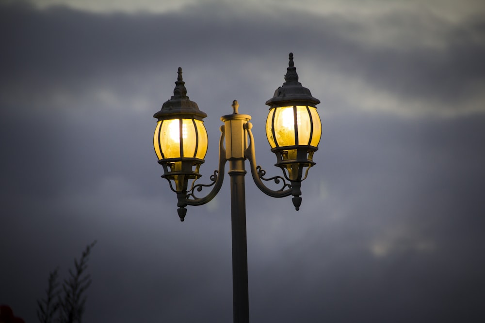 black street lamp