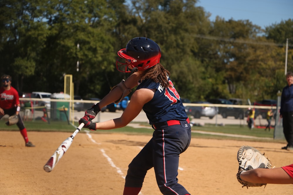 Mujer sosteniendo el bate de béisbol en el estadio de béisbol