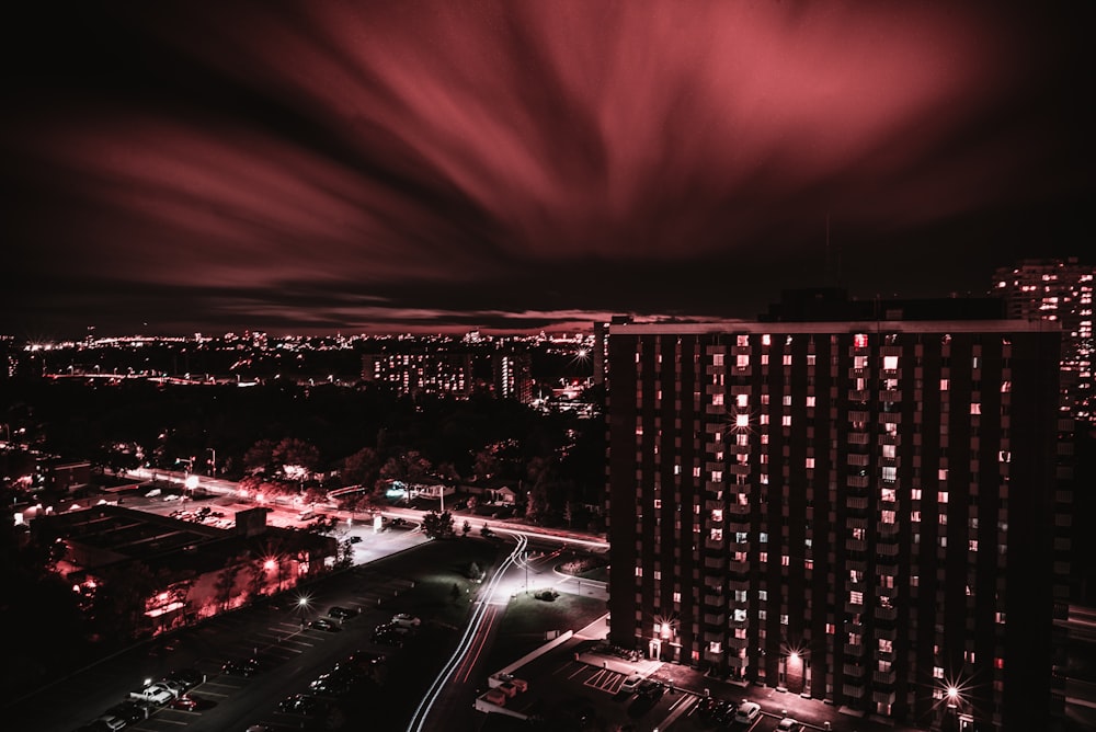 Photographie aérienne d’immeubles de grande hauteur sous un ciel rouge