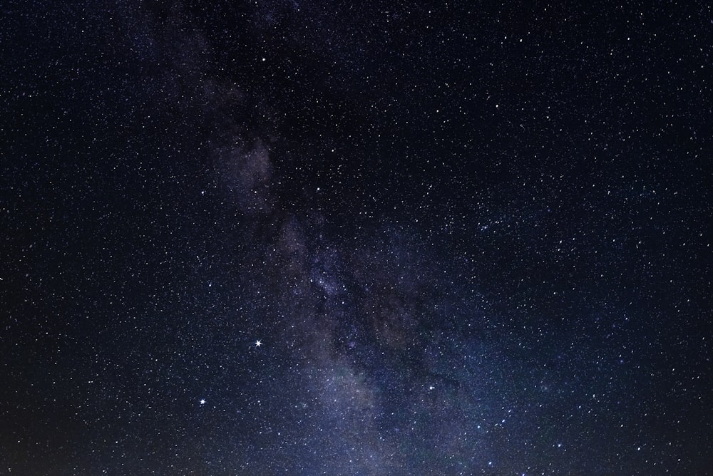 cielo despejado durante la noche