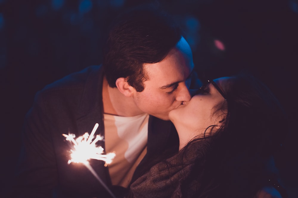 man and woman kissing eachther photo – Free Love Image on Unsplash