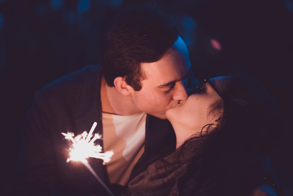 Mann und Frau küssen Eachther