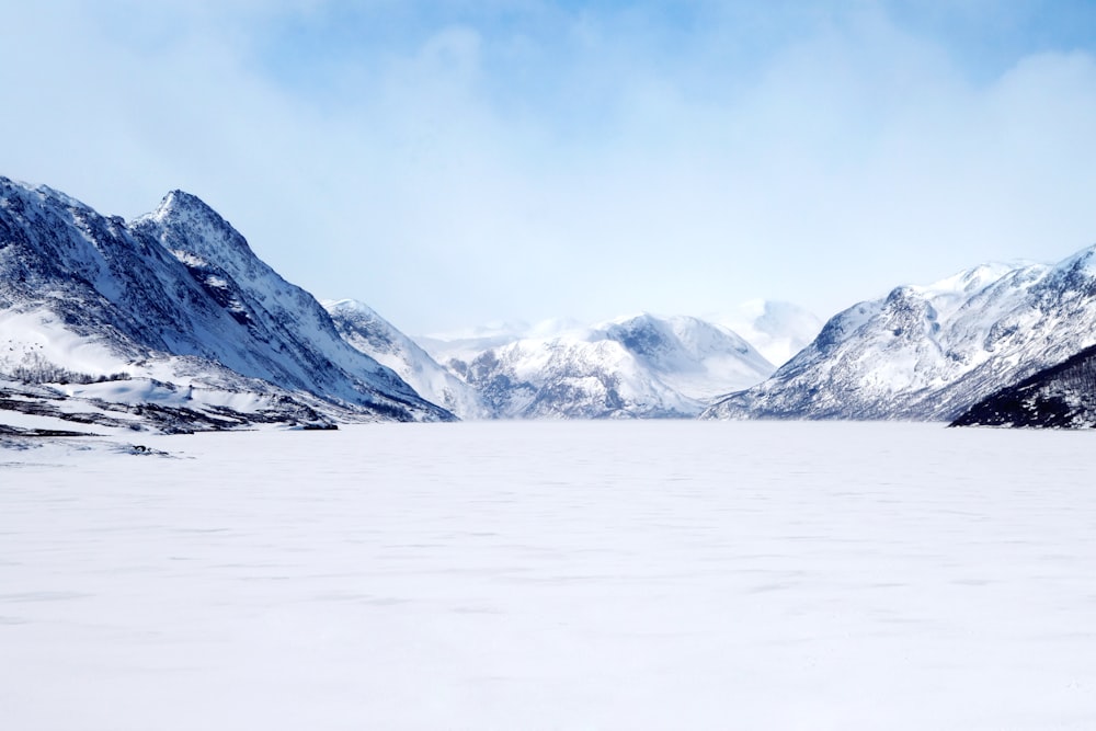 foto di paesaggio di montagna coperta di neve