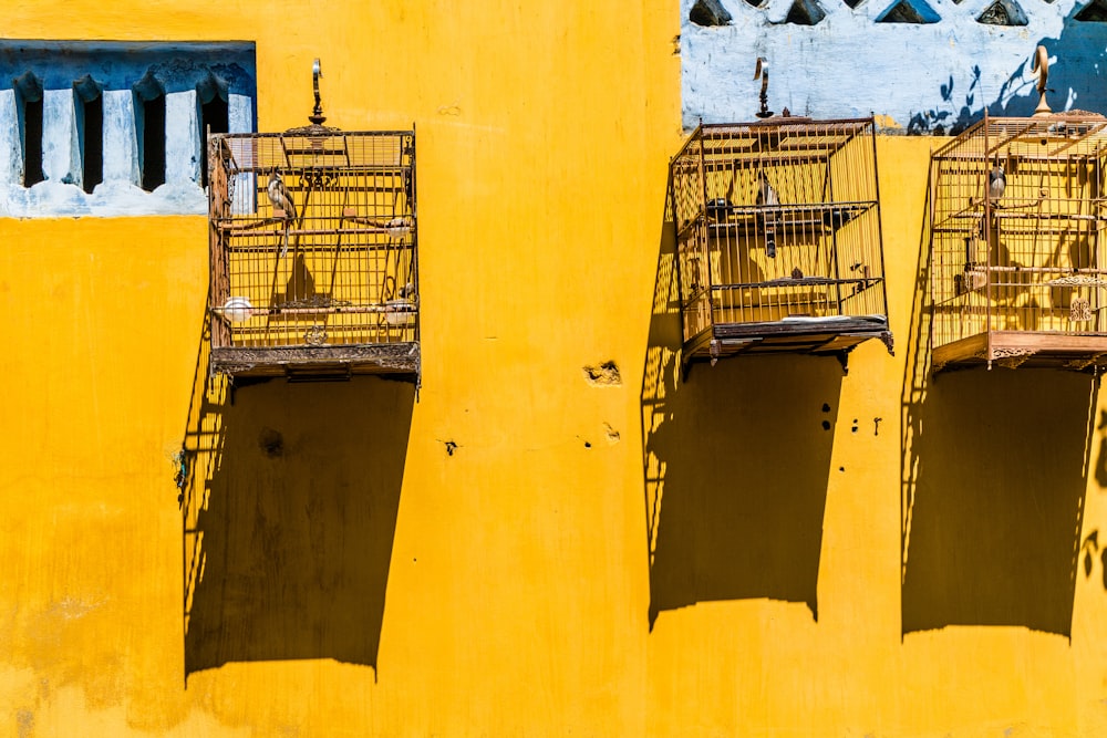 trois cages pour animaux de compagnie en métal gris sur le mur