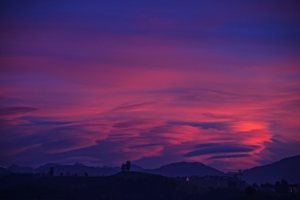 Silhouettenfoto von Bäumen und Bergen