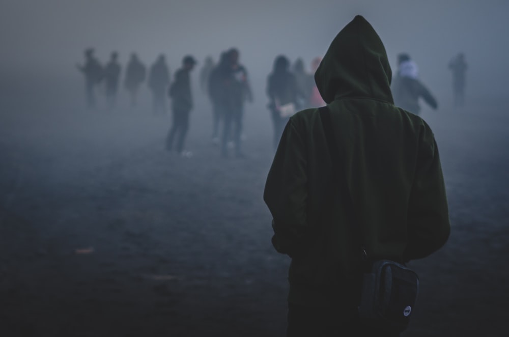 personne portant un sweat à capuche