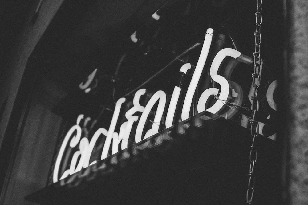 Una foto en blanco y negro de un letrero de un restaurante