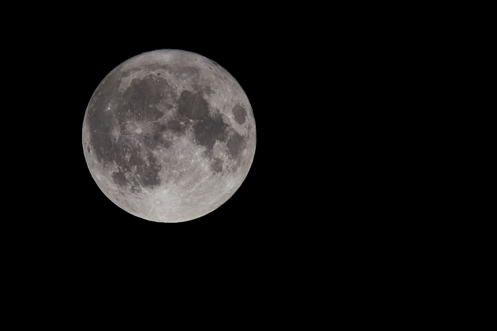 Luna llena por la noche