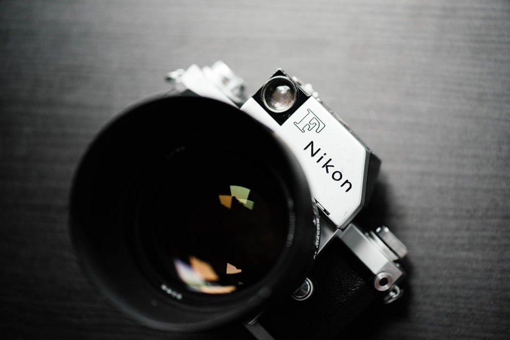 fotocamera DSLR Nikon grigia e nera