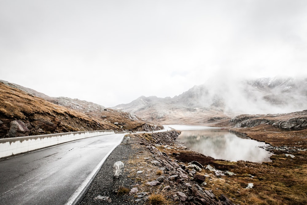Montanha rochosa marrom com estrada durante o dia