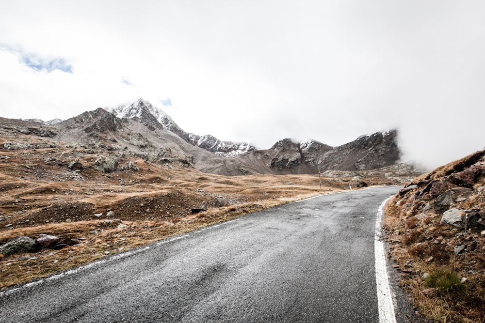 Foto della strada attraverso la montagna durante il giorno