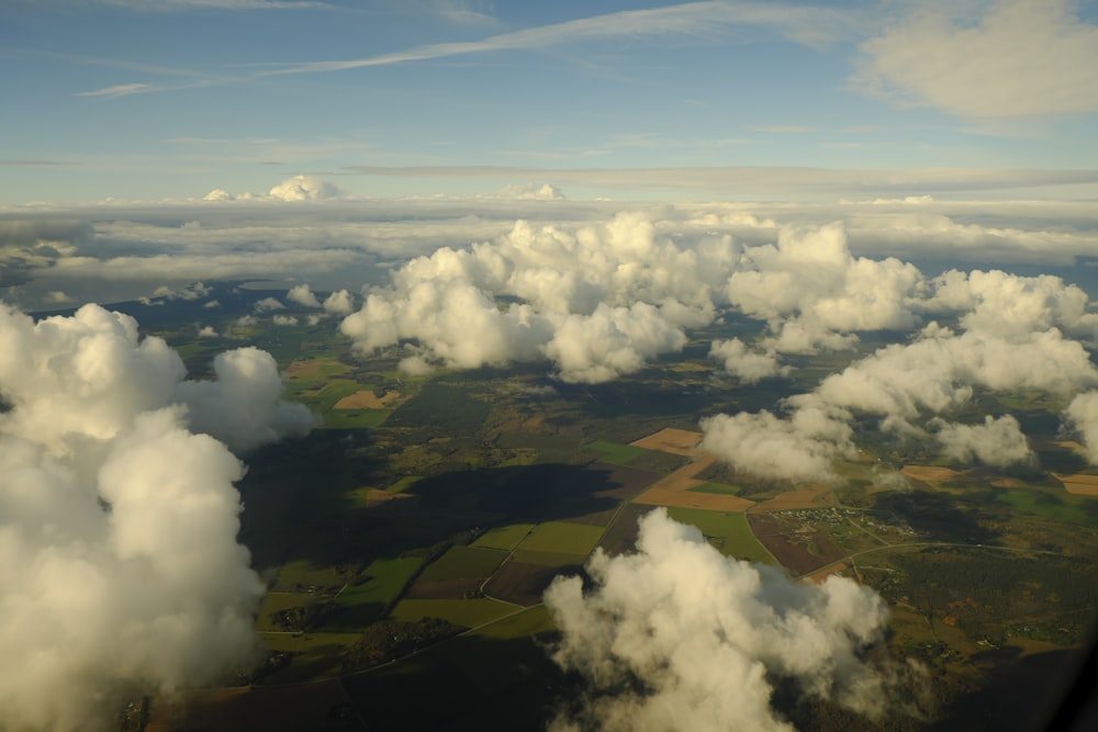 Luftaufnahme eines Flugzeugs unter weißen Wolken bei Tag