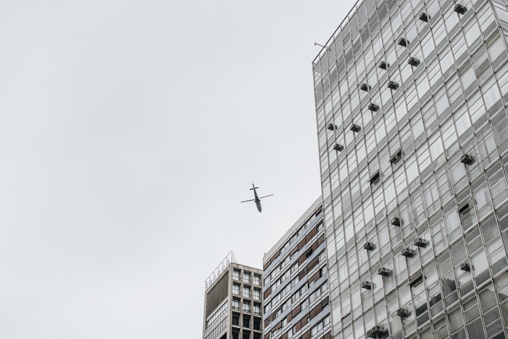 Fotografía de ángulo bajo de aviones de pasajeros y edificios de gran altura