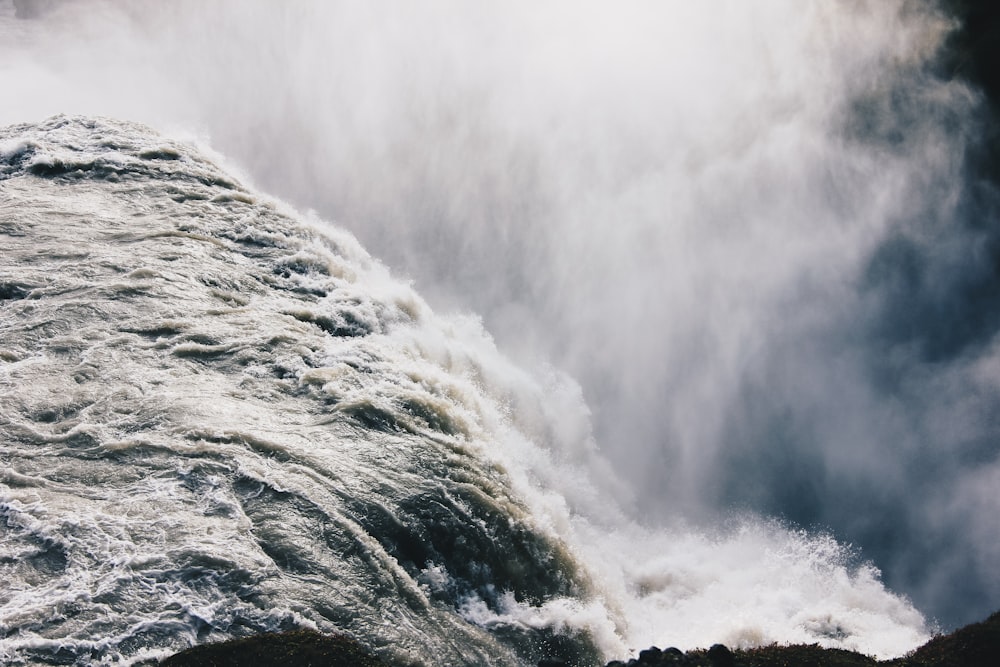 closeup photography of body of water