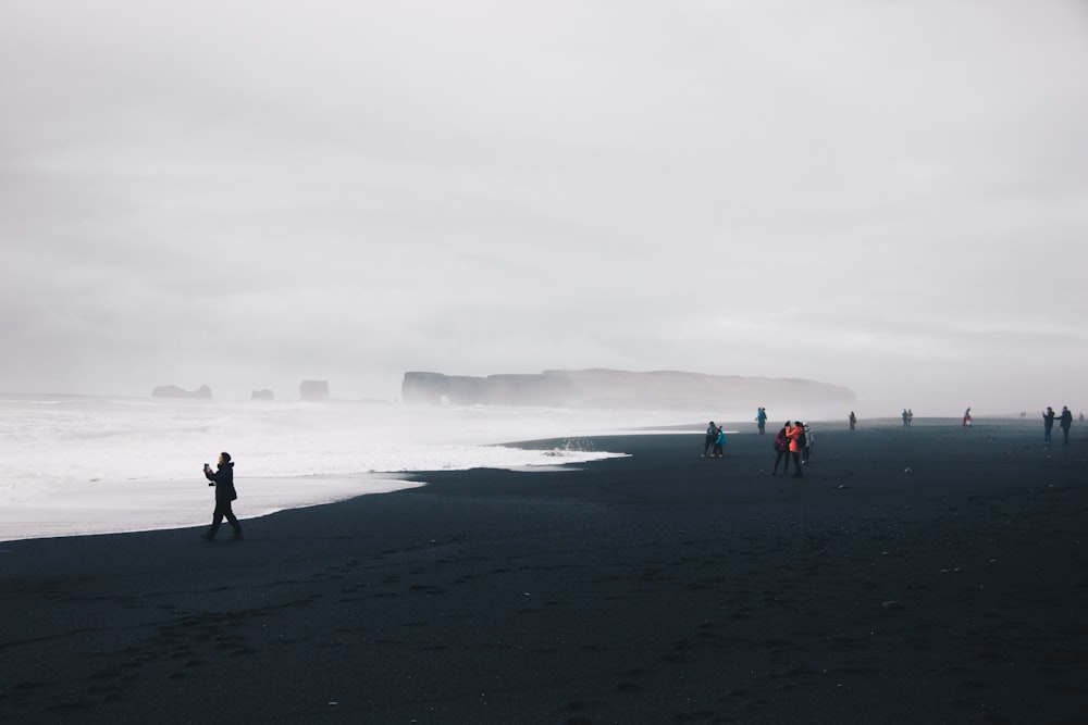 les gens au bord de la mer