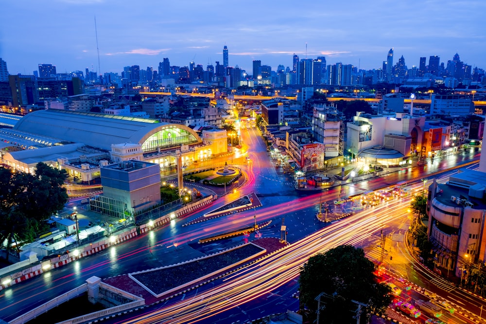 fotografia de lapso de tempo da cidade à noite