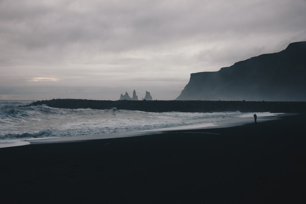 personne marchant sur le rivage